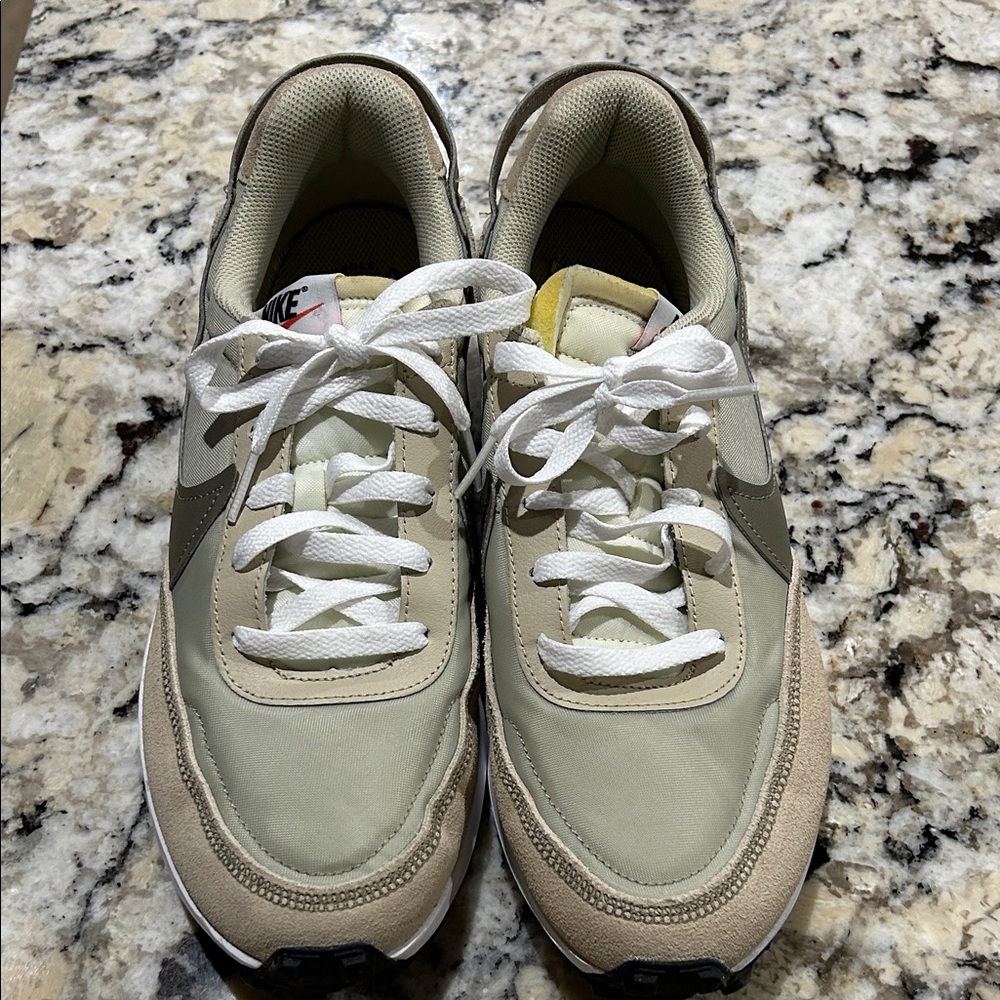 Men’s Sz9.5 Waffle Debut Nike Cream and White Athletic Shoes